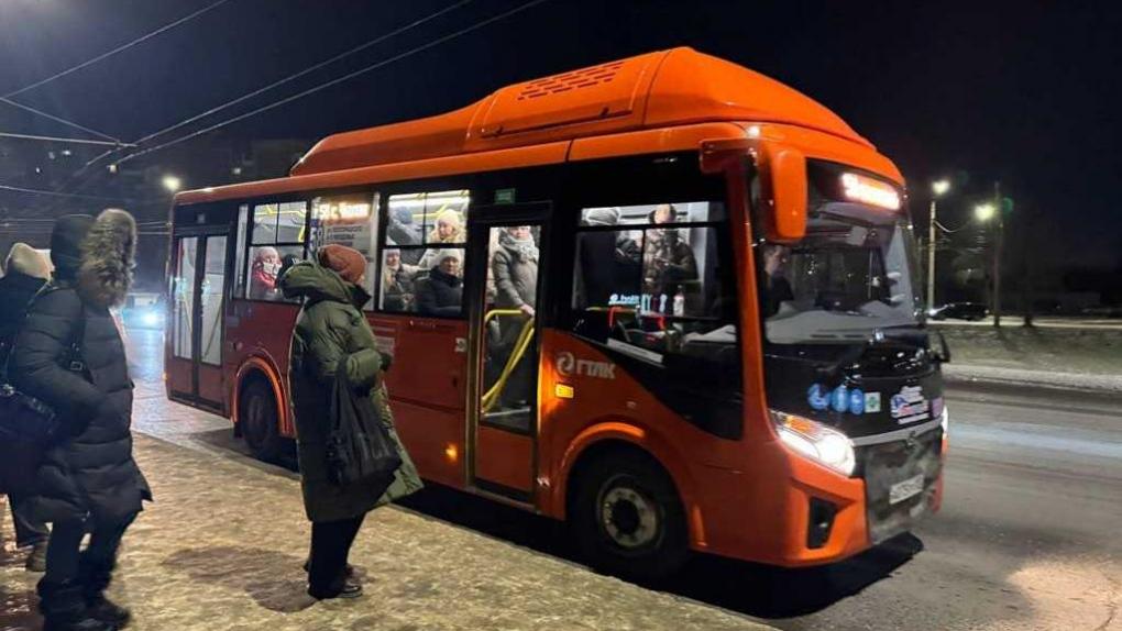 На омские дороги вышли новые автобусы среднего класса: на каких маршрутах они будут курсировать