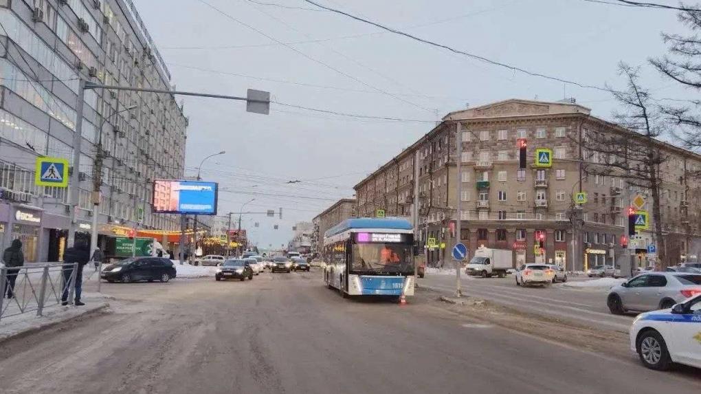 Троллейбус на красный: 9-летняя девочка пострадала на пешеходном переходе в Новосибирске