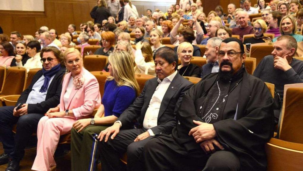 Стивен Сигал в Новосибирске: актёр посетил концерт Новосибирской филармонии