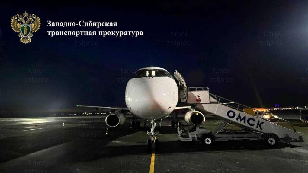 В Омске неожиданно сел пассажирский самолёт