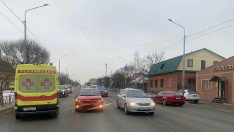 В Омске пешеход, который пытался перейти дорогу, попал в реанимацию