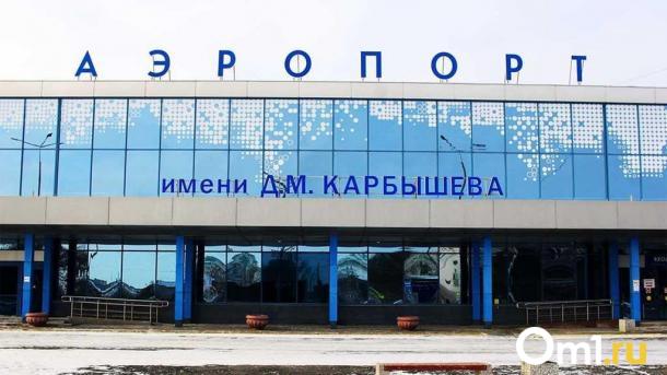 Массовые задержки: в Омском аэропорту перенесли восемь рейсов из-за непогоды