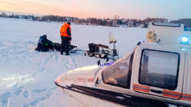 Спасатели нашли рыбаков в 500 метрах от берега: сломалась техника