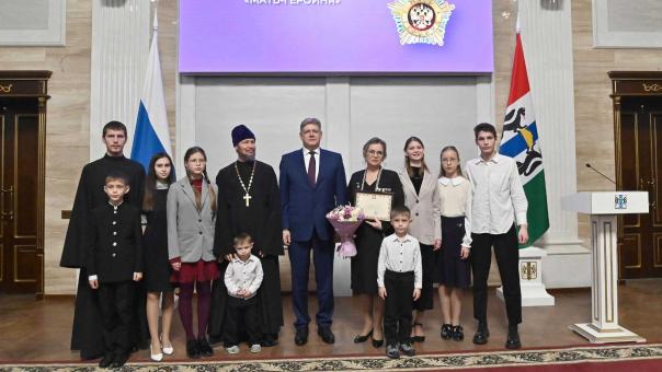 Мать десяти детей из Новосибирской области Надежда Плотникова удостоена звания «Мать-Героиня»