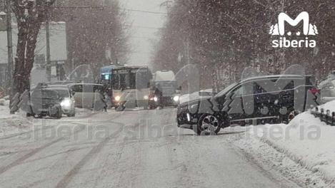 Авария с пассажирским автобусом случилась на Красном проспекте в Новосибирске