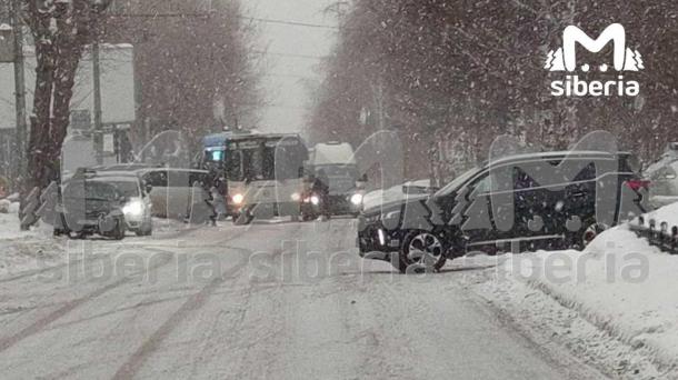 Авария с пассажирским автобусом случилась на Красном проспекте в Новосибирске