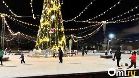 На коньки прямо у МЕГИ: в Омске открылся новый уличный каток