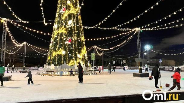 На коньки прямо у МЕГИ: в Омске открылся новый уличный каток