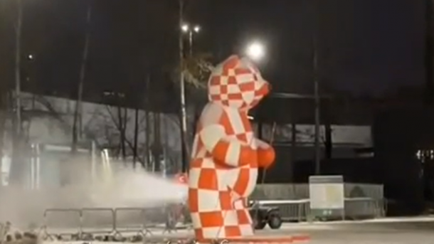 Медведь, которого неожиданно «прорвало», стал вирусным мемом соцсетей