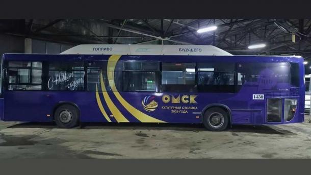 На омские маршруты вышли «новогодние» автобусы