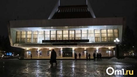 Блокировать без суда: омский депутат рассказал, как бороться с театральными мошенниками