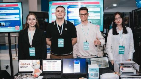 В Новосибирске партия «Новые люди» помогла студенткам открыть свою мастерскую сувениров из сибирского дерева