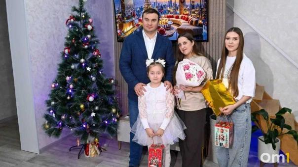 Губернатор Хоценко исполнил новогодние мечты двух сестёр из Тары