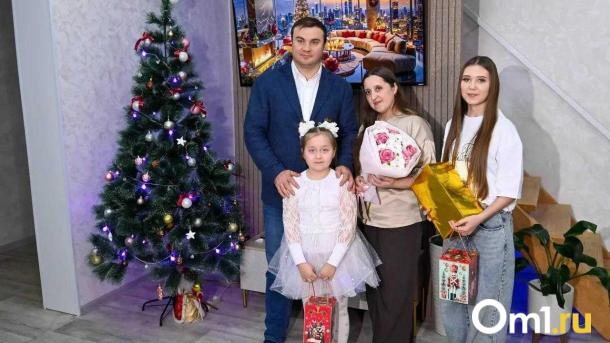 Губернатор Хоценко исполнил новогодние мечты двух сестёр из Тары