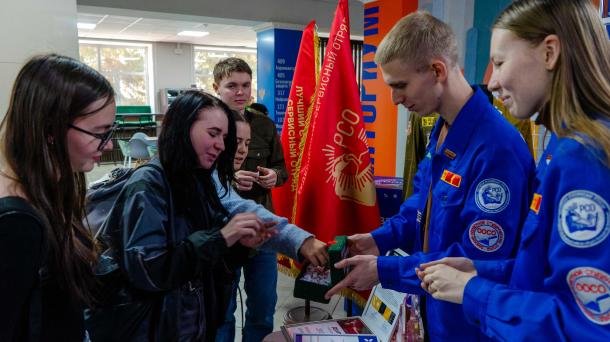 Студенческие отряды Омской области провели Парад Знамён в высших учебных заведениях Омска