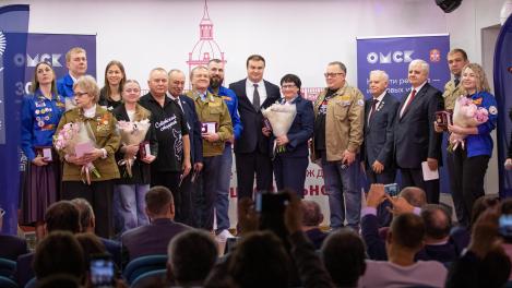 Губернатор Омской области наградил медалями ветеранов движения студенческих отрядов в честь 30-летия Омского землячества