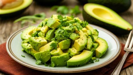 Диетолог назвал полезные альтернативы селёдке в салате «под шубой»