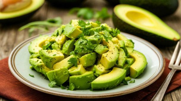 Диетолог назвал полезные альтернативы селёдке в салате «под шубой»