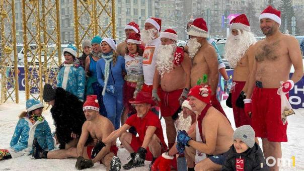 В Новосибирске начался праздничный забег Дедов Морозов и Снегурочек
