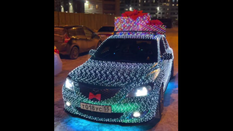 Настоящий Дед Мороз на колёсах: омич превратил свой автомобиль в новогоднюю сказку