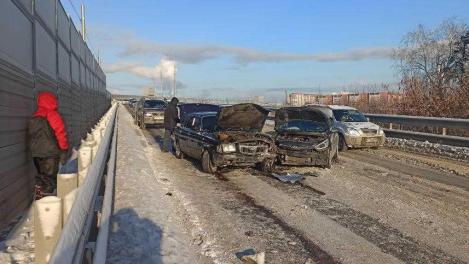 На путепроводе в Омске случилось ДТП с тремя машинами