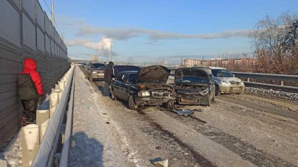 На путепроводе в Омске случилось ДТП с тремя машинами