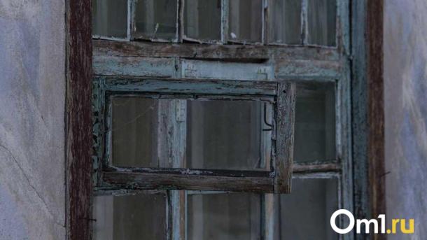 Опасные дома в трёх округах Омска признали непригодными для проживания