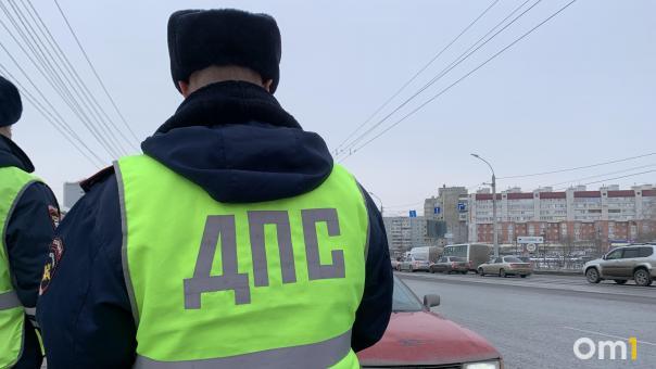 Пьяная омичка врезалась в два припаркованных автомобиля: что ей грозит?