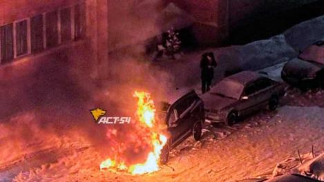 Кроссовер взорвался ночью во дворе под Новосибирском