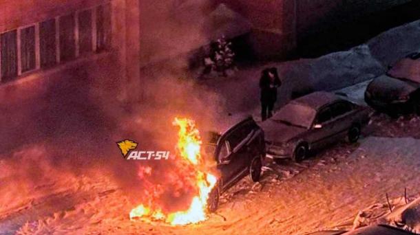 Кроссовер взорвался ночью во дворе под Новосибирском