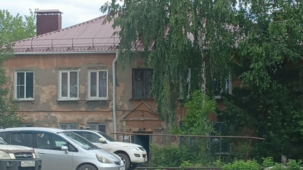 Признали аварийным в 2017 году: в Омске снесут опасный дом, состоящий из восьми квартир