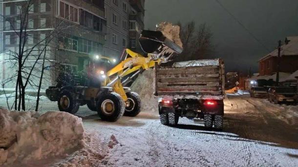 Три тысячи самосвалов снега вывезли с улично-дорожной сети Новосибирска за сутки