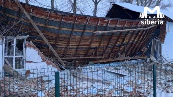 Часть здания детской спортивной школы обрушилась ночью в Колывани Новосибирской области