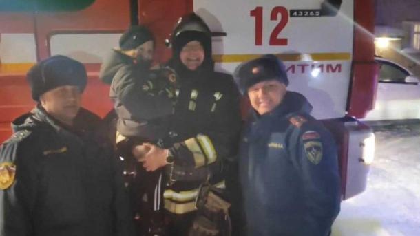Новосибирские пожарные подарили первого «мишку-спасателя» спасённому ребёнку на пожаре