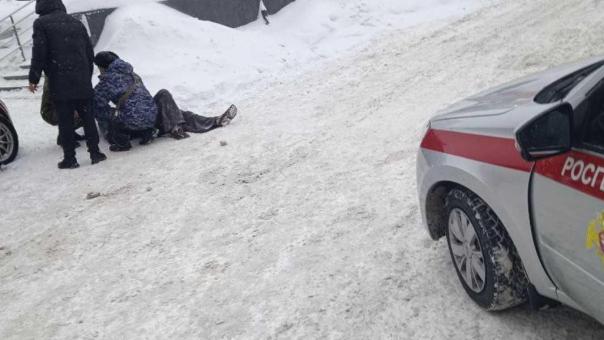 Росгвардейцы спасли женщину с остановкой сердца на улице Сухарной в Новосибирске