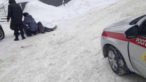 Росгвардейцы спасли женщину с остановкой сердца на улице Сухарной в Новосибирске
