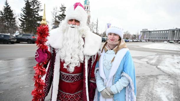 В Омске полицейские и Дед Мороз раздали водителям угощения