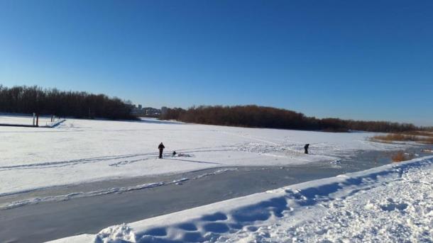 Снегурочки, богатырь и полосатый кот: костюмированный заплыв на сапсерфах прошёл в Новосибирске