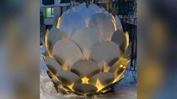 В Омске появились гигантские стальные шишки. Узнали, что это за арт-объект