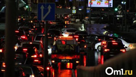 Предновогодняя суета: Омск встал в длинных пробках