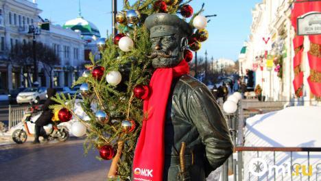 Огромная шапка и кокошник для Любочки: в Омске известные скульптуры нарядили в новогоднюю одежду