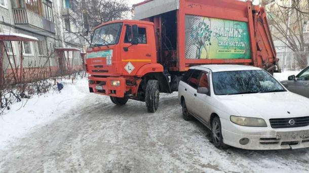 Не перекрывайте путь мусоровозам! Регоператор обратился к автовладельцам Омска