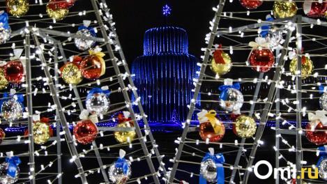 Поздравьте близких! Шесть красивых открыток на Новый год с символом года и видами Омска