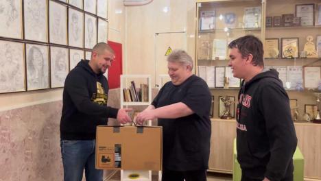 Фанаты «Авангарда» подарили ноутбук корифею омской хоккейной журналистики