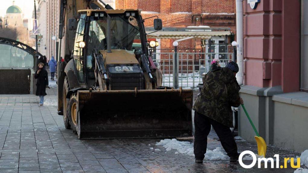 Омские дорожники в новогоднюю ночь расчищали проезжие части от снега