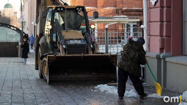 Омские дорожники в новогоднюю ночь расчищали проезжие части от снега