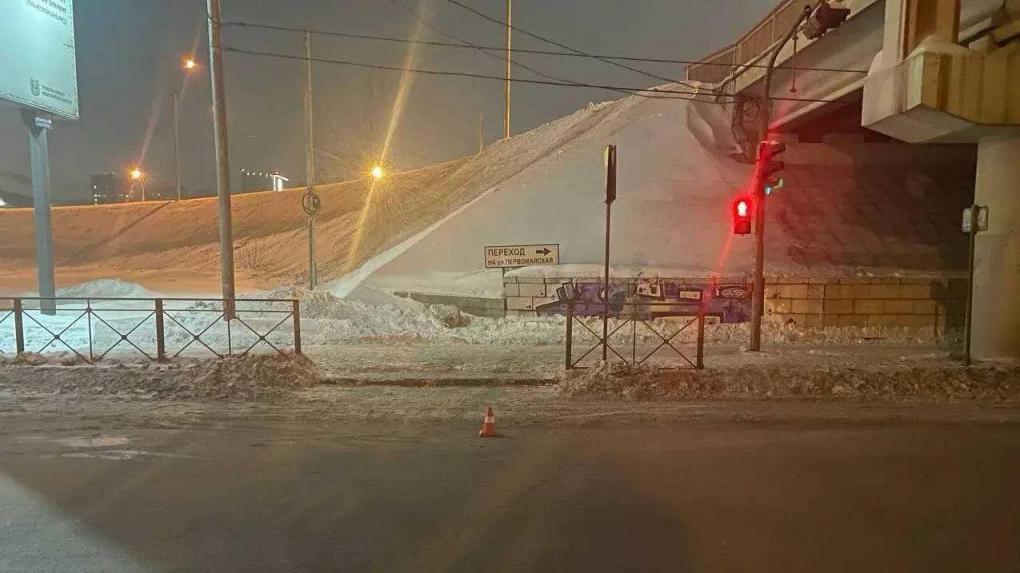 В новогоднюю ночь в Новосибирске автомобиль сбил двух подростков на пешеходном переходе