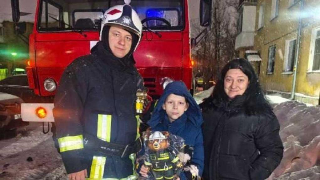 Новосибирские пожарные подарили мальчику «Мишку-спасателя» после новогоднего пожара