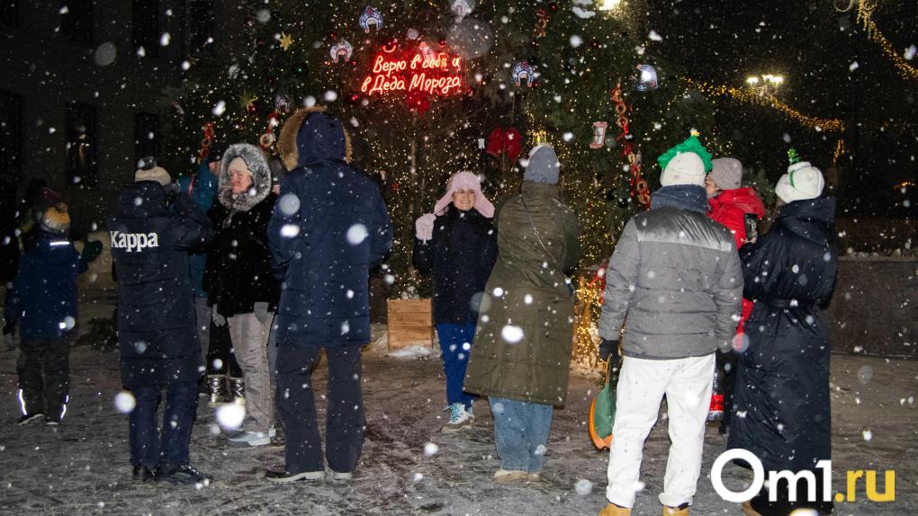 Танцевали и слушали Путина с Хоценко: вот как омичи встретили Новый год в центре