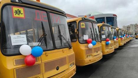 В омские школы поступило более 100 новых школьных автобусов